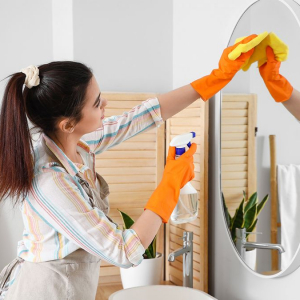 Как одним движением стереть с зеркала все разводы: самый эффективный способ